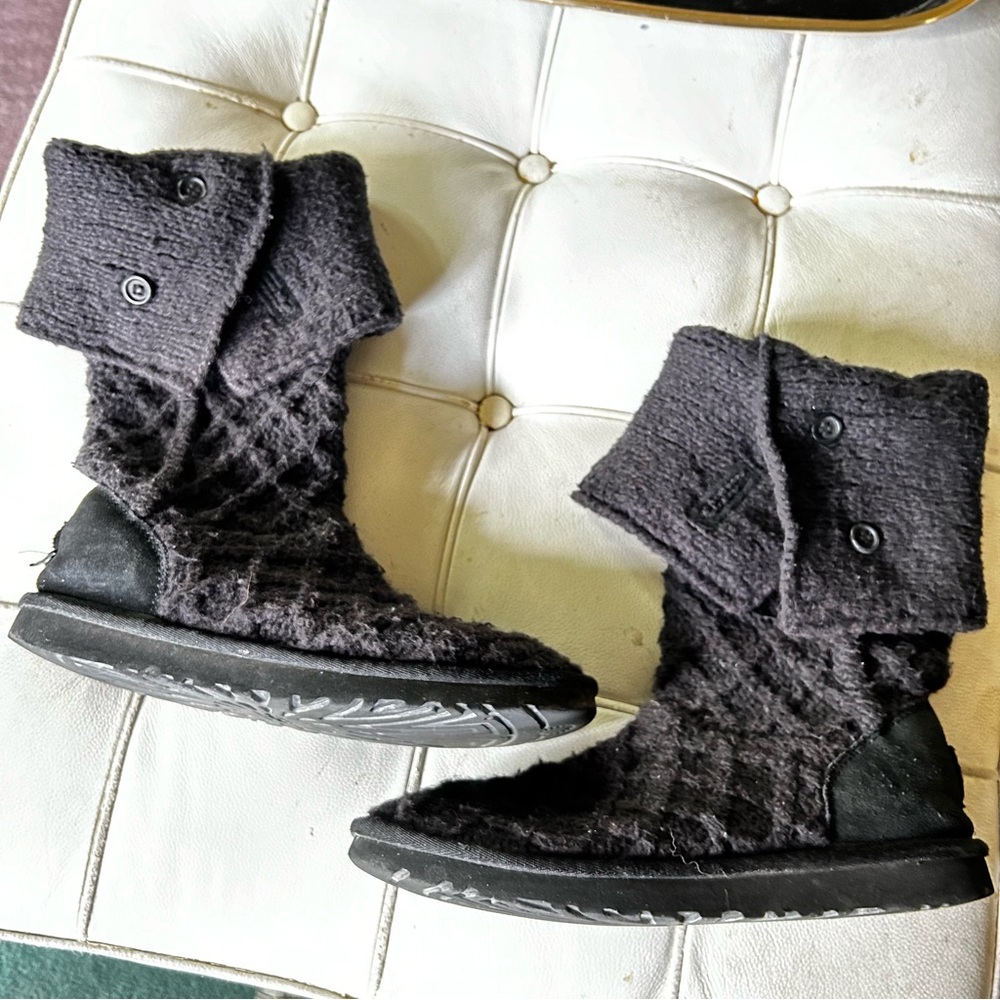 Ugg boots black knit sweater style sz 8 lots of life left